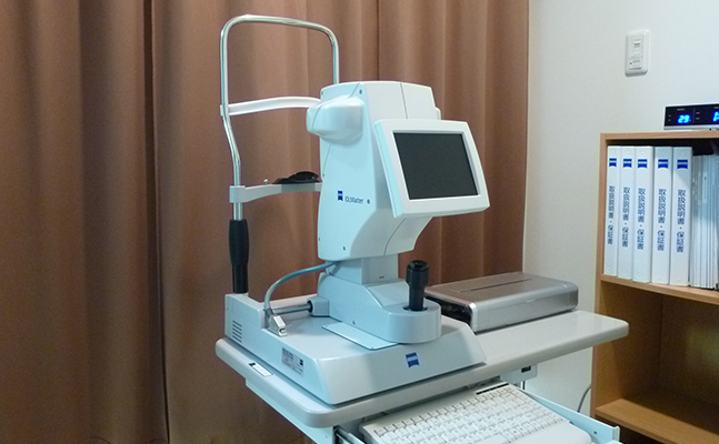 ＜IOLマスター＞ 非常に高い精度で眼内レンズの屈折度数決定の検査を行います。白内障手術の質を高めることができます。