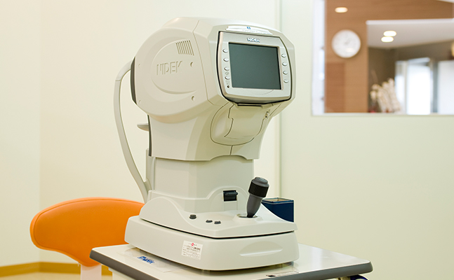 トノレフ： 屈折、角膜曲率半径、眼圧検査が 一台でできます。
